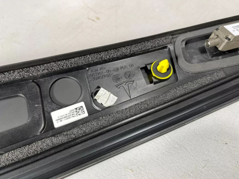 109231198F ⭕ 16-20 Model X Driver Side B-Pillar Glass Applique & Camera Left 1092311-98-F