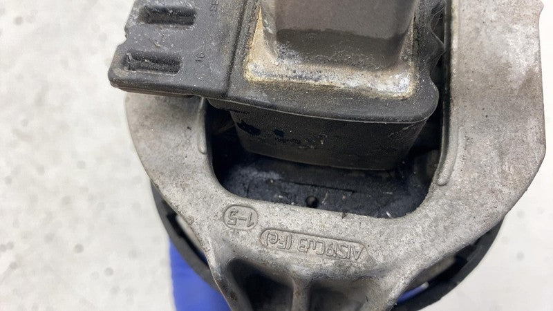 6883246-02 2018-2020 BMW 530e Front Passenger Side Engine Motor Mount Bracket Support Right