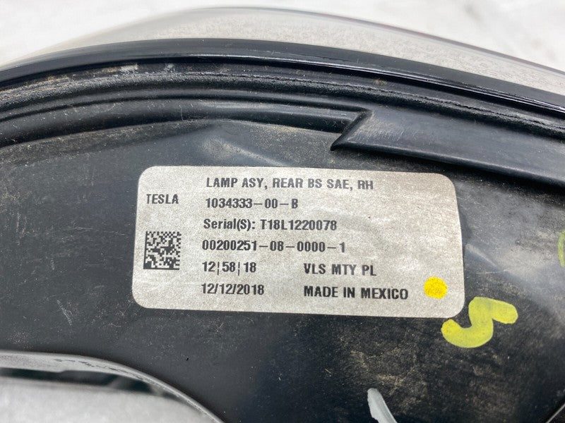 1034333-00-B 16-20 Model X Rear Right Taillight Lamp Outer + Door Reflector Lamp 1034333-00-B