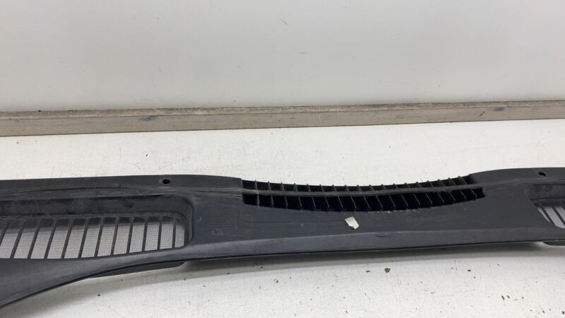 DM51R02216AB 2013-2018 Ford C-Max Front Windshield Wiper Cowl Vent Trim Panel Cover Assembly