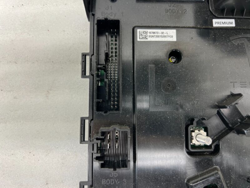 2017-2023 Tesla Model 3 M3 Front Left Low Voltage Body Control Module Unit Assy