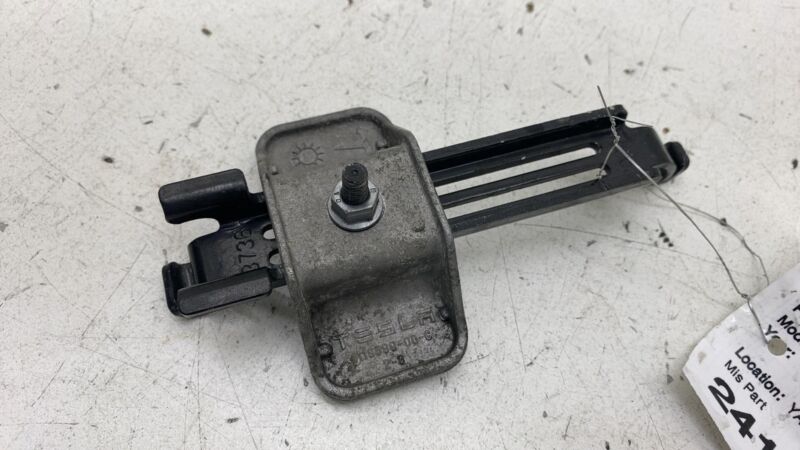 1118599-00-C 17-23 Model 3 12V Battery Upper Tie-down Bracket Strap Holder Mount 1118599-00-C
