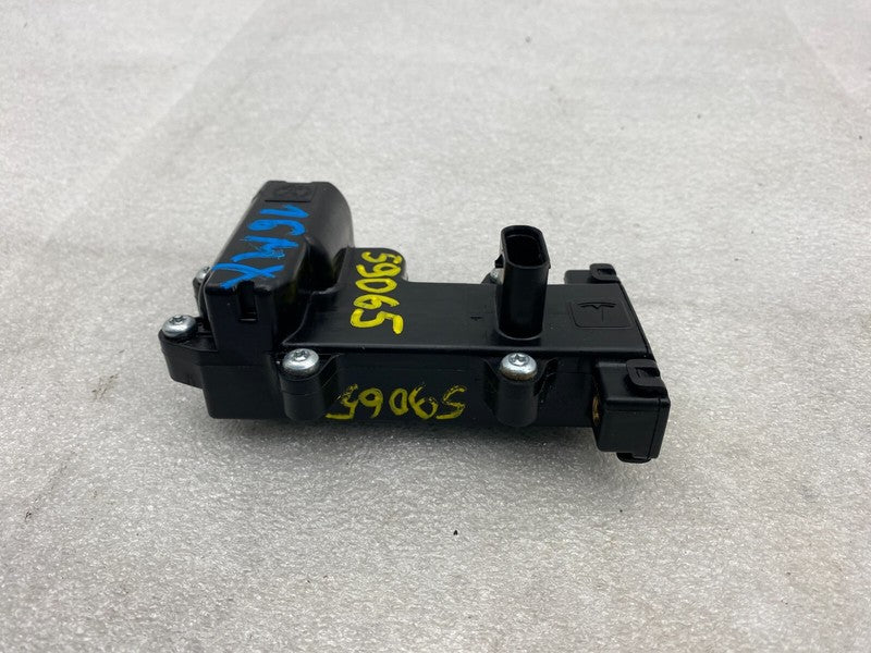 1045354 00 B ⭕ 16-23 Tesla Model X Front Side Door Pop Actuator Control Module 1045354-00-B