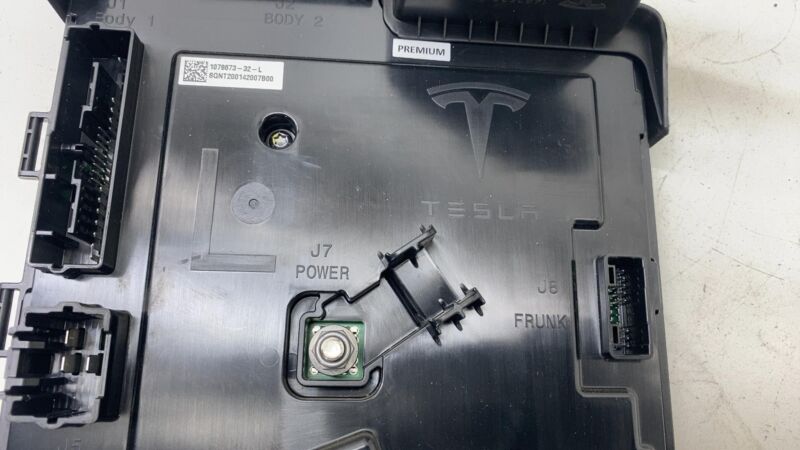 1078673 32 L 2017-2020 Tesla Model 3 Driver Left Low Voltage Electronic Control Module ECU LH
