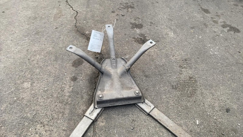 7401270 04 2018 2019 BMW 530e G30 Rear Body Torsion Bar Support Bracket Mount Bracket OEM