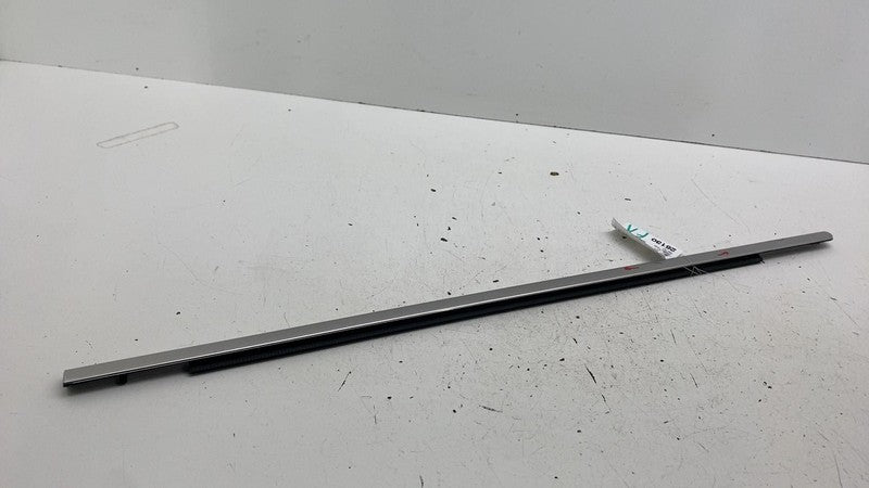 ⭕ 18-21 Lincoln Navigator Front Right Side Door Window Belt Molding Ch