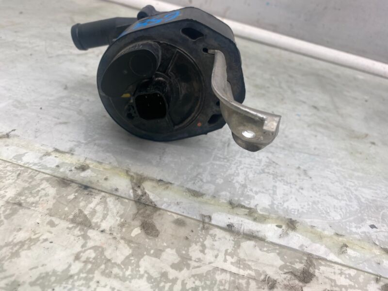 1037328 00 G 2016-2020 Tesla Model X MX Cooling System Auxiliary Coolant Water Pump Assembly