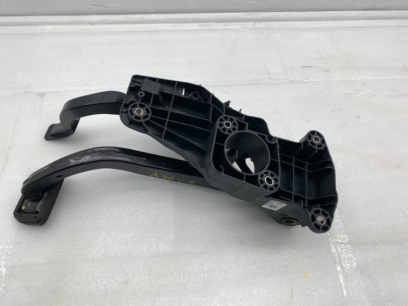 118869100B ⭕ 2020-2023 Tesla Model Y Accelerator and Brake Pedal Pad Assembly 1188691-00-B