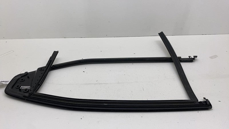 ⭕ 21-23 Polestar 2 Rear Right Door Window Weatherstrip w/ Trim Molding