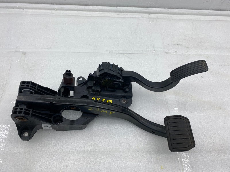 118869100B ⭕ 2020-2023 Tesla Model Y Accelerator and Brake Pedal Pad Assembly 1188691-00-B