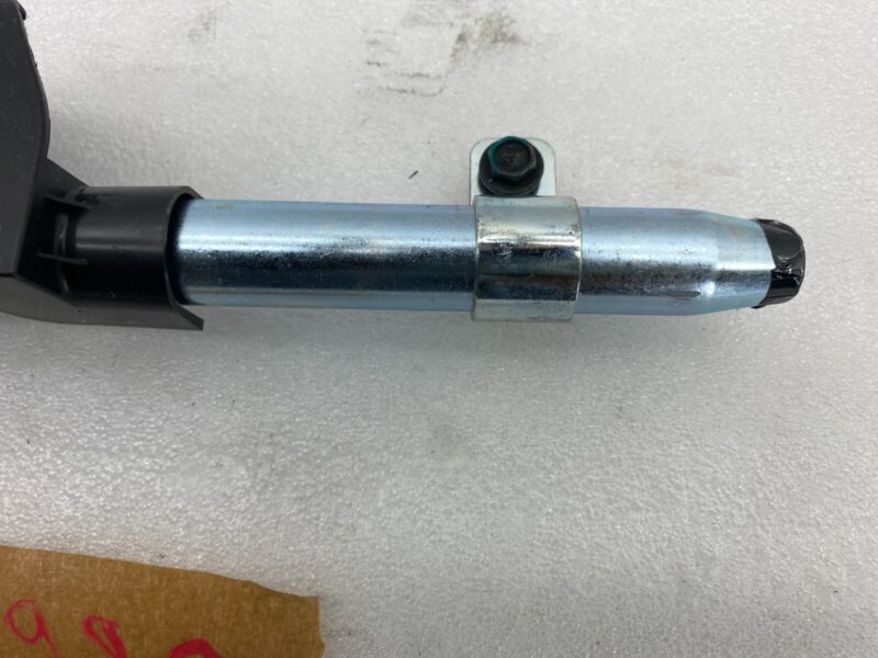100526500B 2012-2015 Tesla Model S Front Right Seat Belt Outboard Lap Pre-Tensioner RH Assy