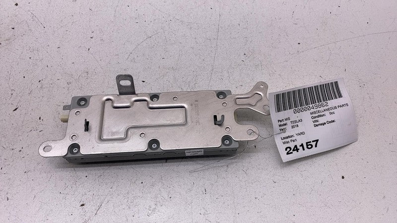 1079749 00 D 2017-2023 Tesla Model 3 Harman Becker HBZ502 Radio FM/HD Receiver Control Module