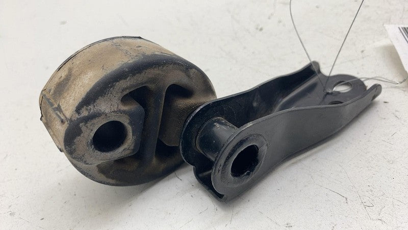 ⭕ 16-24 Toyota Prius Rear Passenger Side Exhaust Muffler Hanger w/ Bra