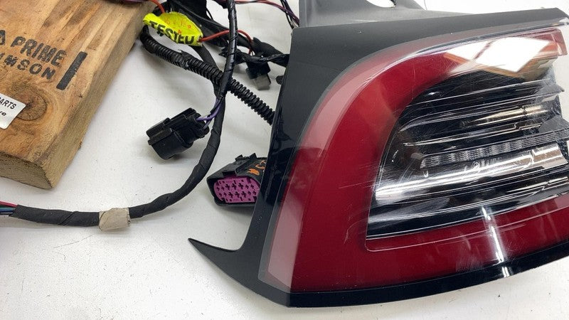 ⭕ 17-22 Model 3 Rear Left Outer Exterior Taillight Tail Lamp 3-Pin Red