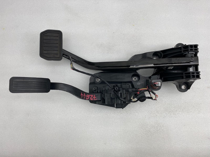 118869100B ⭕ 2020-2023 Tesla Model Y Accelerator and Brake Pedal Pad Assembly 1188691-00-B