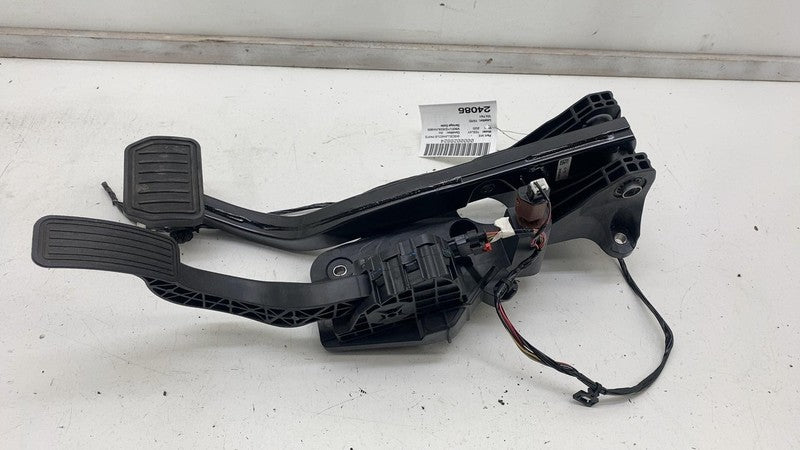 ⭕ 2020-2023 Tesla Model Y Accelerator and Brake Pedal Pad Assembly 118