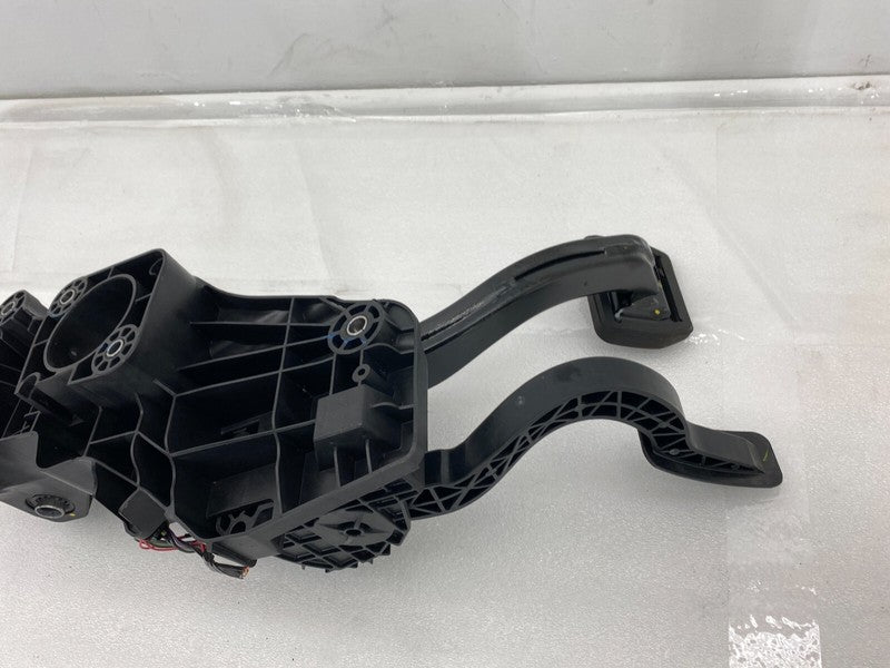 ⭕ 2020-2024 Tesla Model Y Accelerator and Brake Pedal Pad Assembly 118