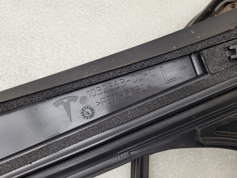 103236300C ⭕ 16-20 Tesla Model X B-Pillar Applique Glass Left w/ Rubber Seal 1032363-00-C