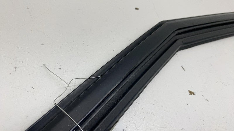 31108768 ⭕ 2021-2023 Polestar 2 Front Right Door Upper Weatherstrip Rubber Seal 31108768