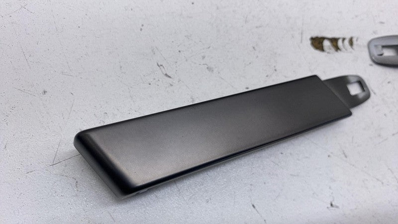 PT00044546-E ⭕ 2025 Rivian R1S Rear Driver Side 2nd Row Seat Upper Cushion Trim Garnish Left