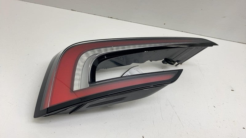 1691498-00-F ⭕ 24-25 Model 3 Rear Driver Side Taillight Quarter Tail Lamp Left 1691498-00-F