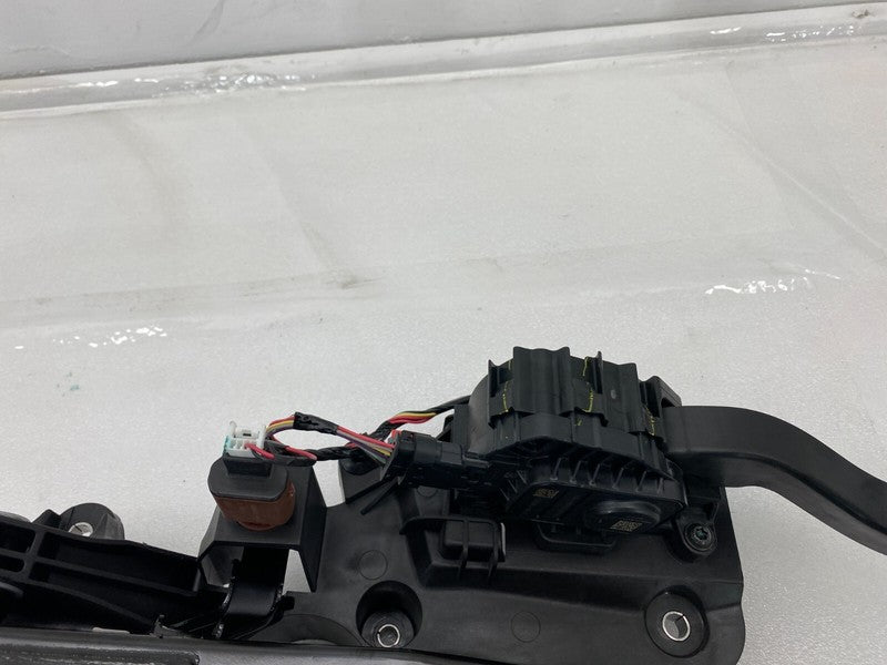 ⭕ 2020-2024 Tesla Model Y Accelerator and Brake Pedal Pad Assembly 118