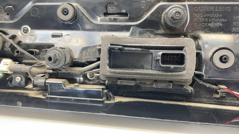 ⭕2021-2025 Chrysler Pacifica Rear Center LED Tail Light Lamp 3rd Brake Light OEM