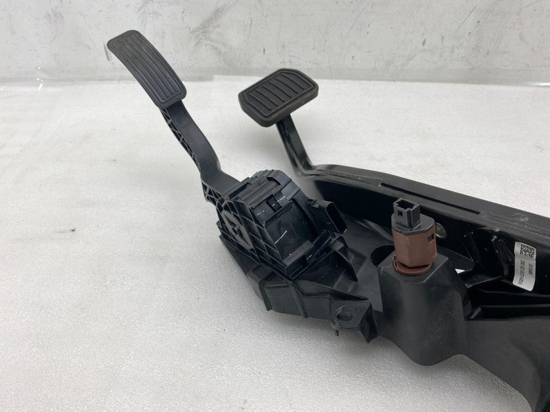 118869100B ⭕ 2020-2023 Tesla Model Y Accelerator and Brake Pedal Pad Assembly 1188691-00-B