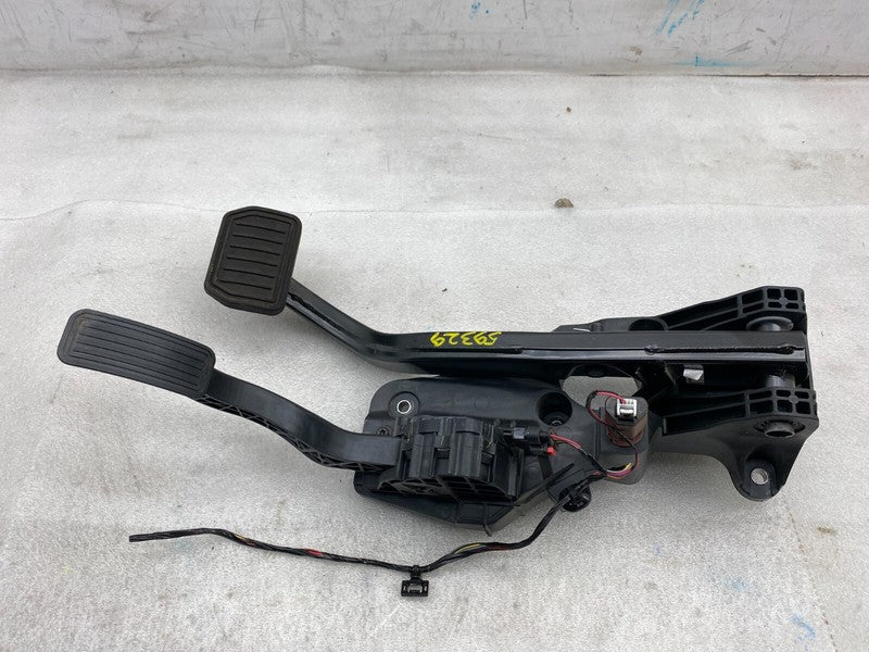 1188691 00 B ⭕ 2020-2023 Tesla Model Y Accelerator and Brake Pedal Pad Assembly 1188691-00-B