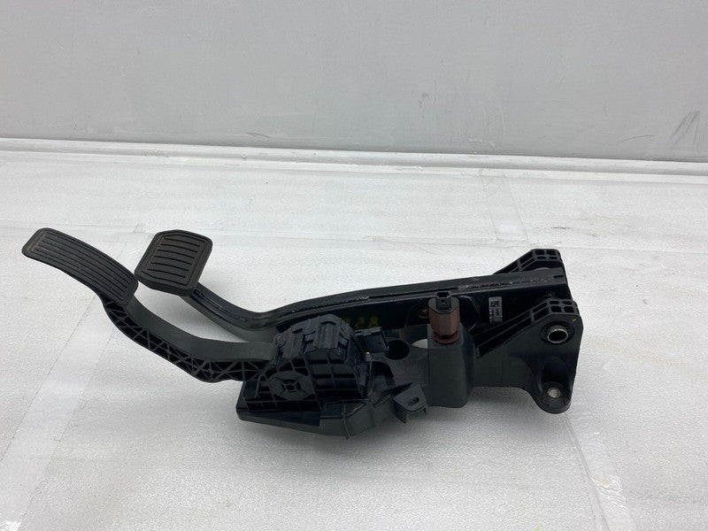 118869100B ⭕ 2020-2023 Tesla Model Y Accelerator and Brake Pedal Pad Assembly 1188691-00-B