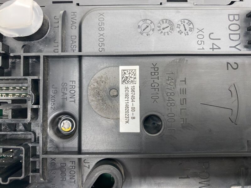 156745400B 2020-2023 Tesla Model 3 Right Low Voltage Controller Electronic Control Module
