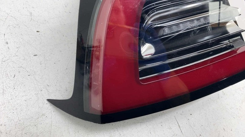 ⭕ 17-22 Model 3 Rear Left Outer Exterior Taillight Tail Lamp 3-Pin 107
