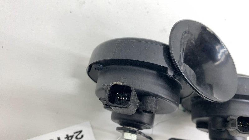E10020046 2017-2023 Tesla Model 3 M3 High + Low Pitch Tone Horn 510 & 410 Hertz w/ Bracket