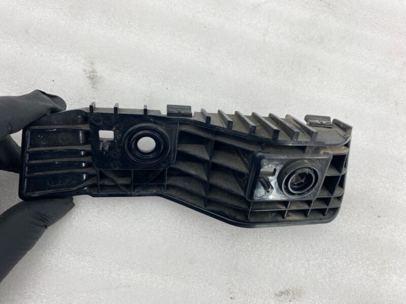 108399300D 2017-2023 Tesla Model 3 Rear Right Side Bumper Taillamp Taillight Mount Bracket