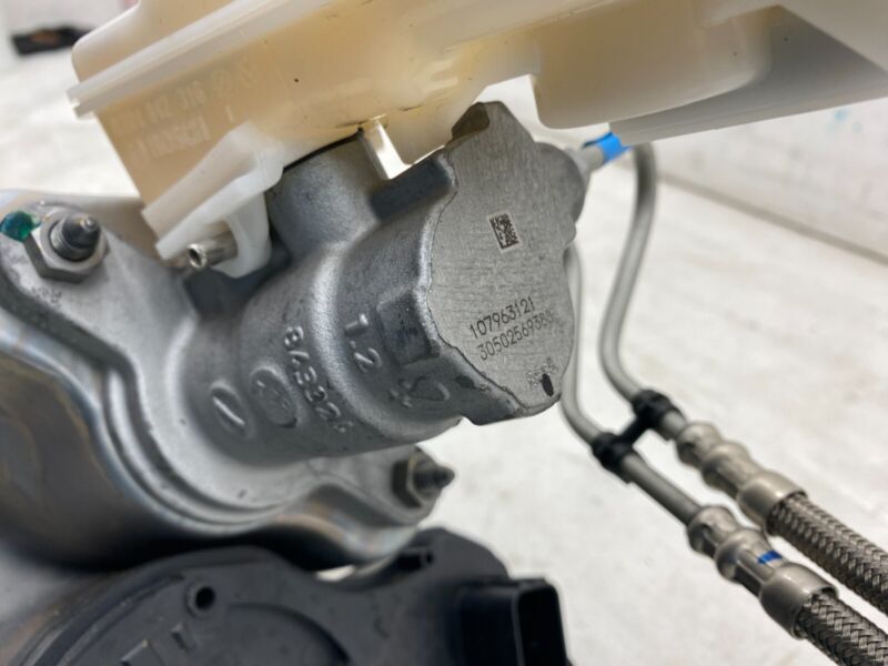1044671 99 F 17-23 Model 3 Power iBooster Master Cylinder Reservoir + Brake Pipe 1044671-99-F