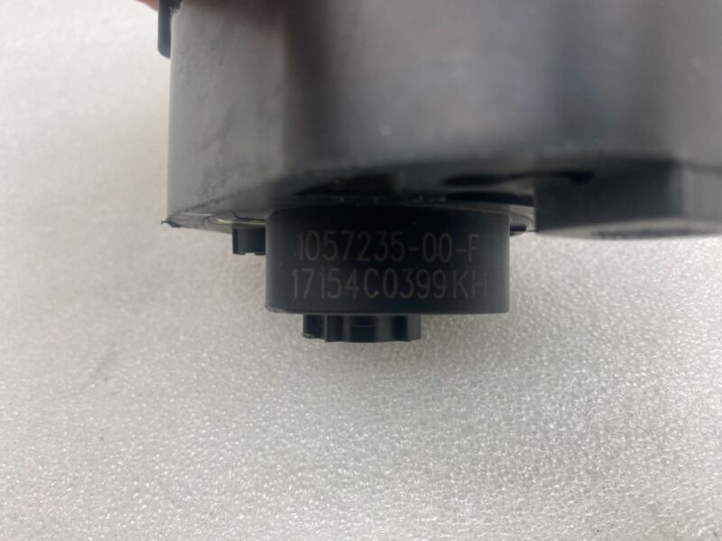 105723500F 2016-2020 Tesla Model S MS Electric Auxiliary Coolant Water Pump w/ Bracket Assy