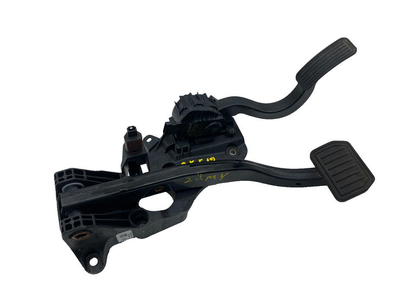 118869100B ⭕ 2020-2023 Tesla Model Y Accelerator and Brake Pedal Pad Assembly 1188691-00-B