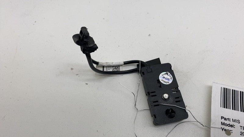 1509420 00 D 2017-2023 Tesla Model 3 Rear Left Side Radio Antenna Noise Filter Amplifier OEM