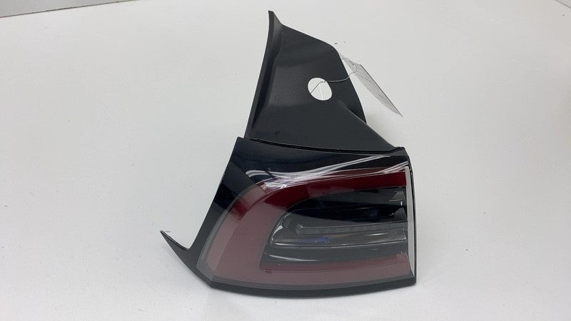 ⭕17-22 Tesla Model 3 Rear Driver Side Exterior Taillight Outer Tail La