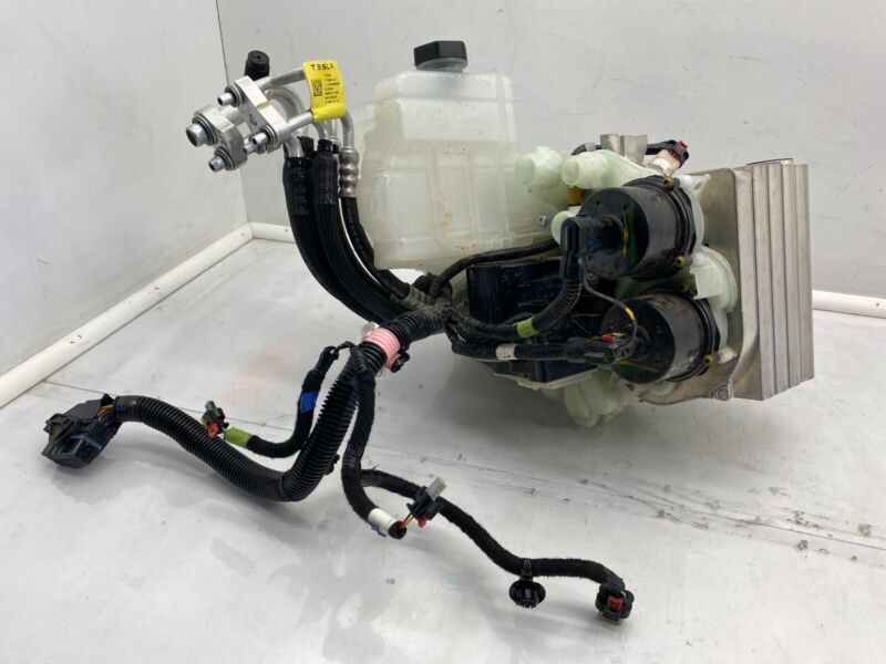 155505550C 20-23 Model 3 Supermanifold Refrigerant Chiller & Coolant Reservoir 1547595-98-E