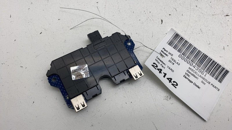 ⭕ 17-23 Tesla Model 3 Rear Generic USB/AUX Control Unit Hub Module 110