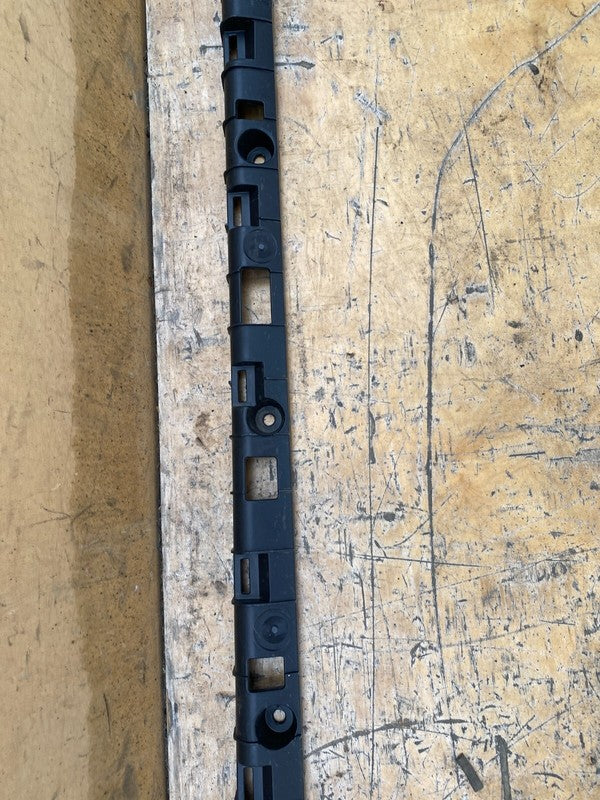 104669100B ⭕ 2016-2023 Tesla Model X Rocker Carrier Panel Trim Bracket Right 1046691-00-B