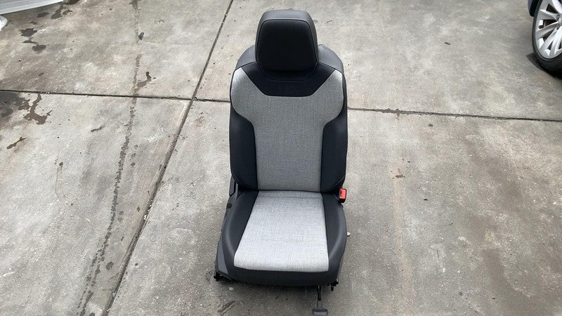 Front Seat VOLKSWAGEN ID4 25