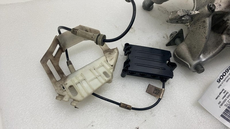 6866337 2017-2023 BMW 530e Rear Left Spindle Knuckle Hub w/ ABS & Connection Bracket RWD