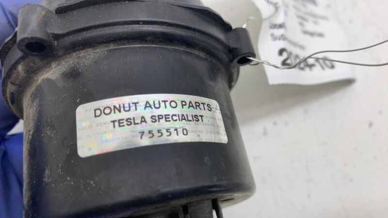 2020-2023 Tesla Model Y MY Radiator Reservoir Auxiliary Coolant Water Pump Motor