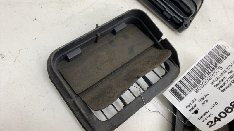 106938300B 16-20 Model X Quarter Panel Rubber Flap & Air Shroud Vent Extractor 1069383-00-B