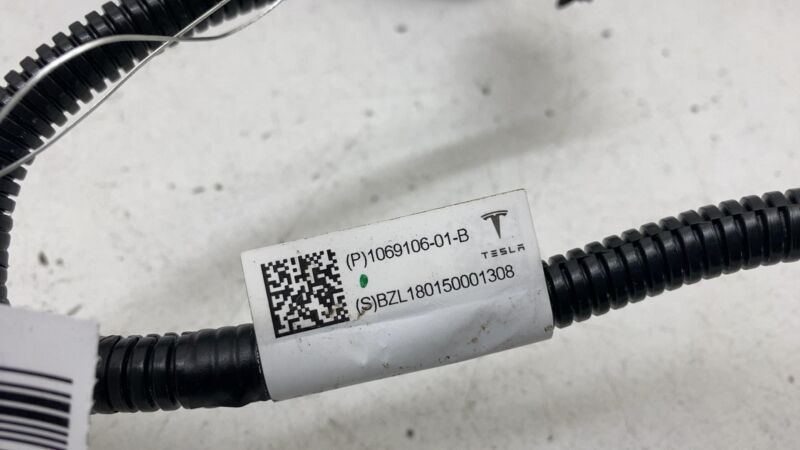106910601B 2012-2020 Tesla Model S Front Driver Side Door Wiring Harness Cable Wire Left LH
