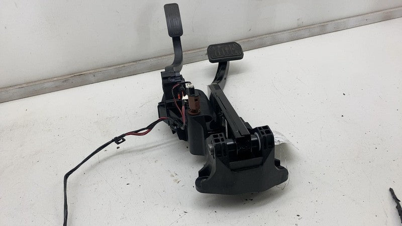 ⭕ 2020-2023 Tesla Model Y Accelerator and Brake Pedal Pad Assembly 118