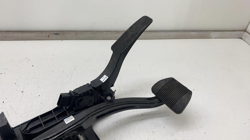 04581677AB 17-24 Chrysler Pacifica Front Stop Brake Pedal & Accelerator Throttle 04581677AB