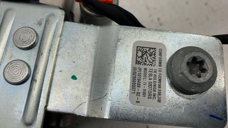 101946902B ⭕12-20 Tesla Model S Front Passenger Side Seat Belt Retractor Right 1019469-02-B